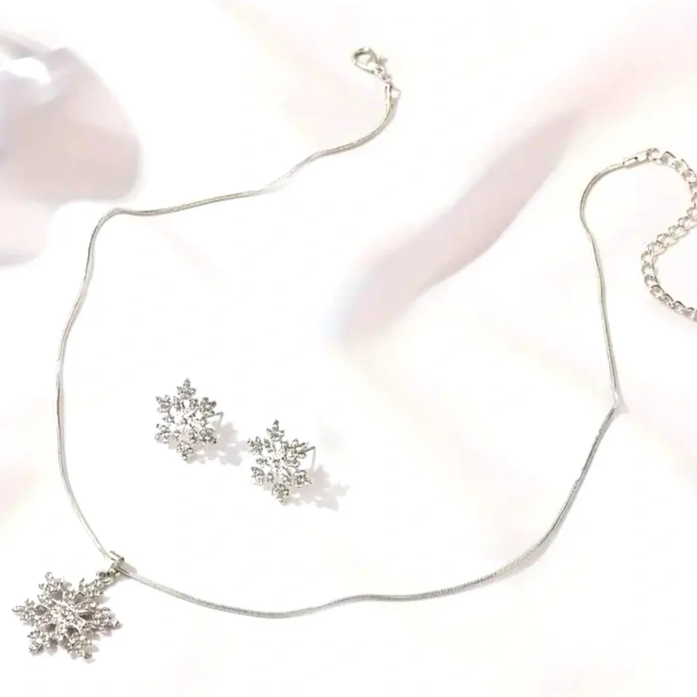 SNOWFLAKE PENDANT AND EARRINGS THREE PIECE SET SILVERTONE NIP - Picture 2 of 2